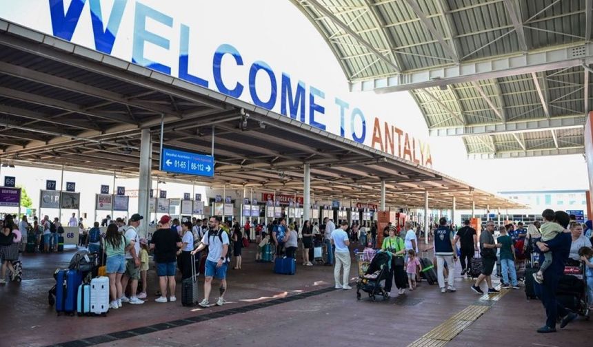 Antalya'ya 6 ayda 5 milyon 574 bin ziyaretçi: Ruslar ilk sırada