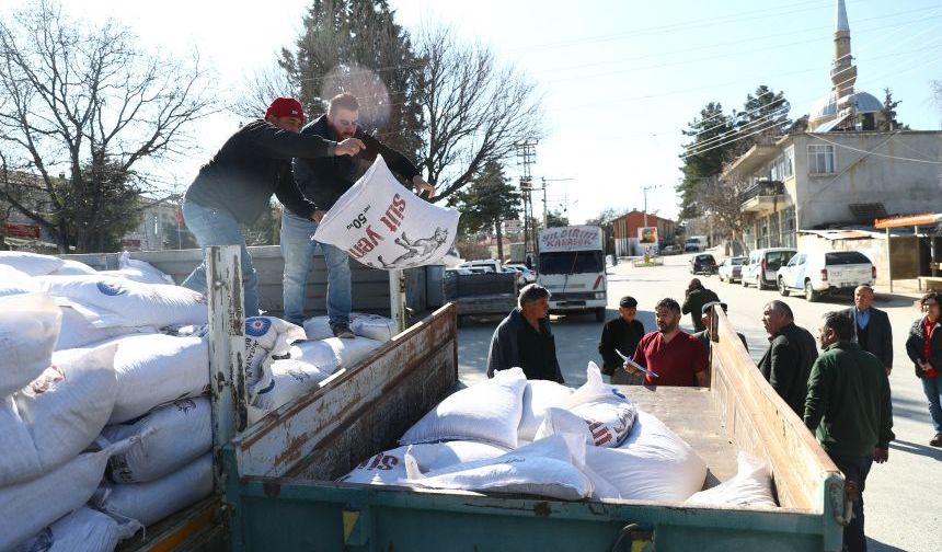 Antalya Büyükşehir'den besiciye tonlarca yem desteği