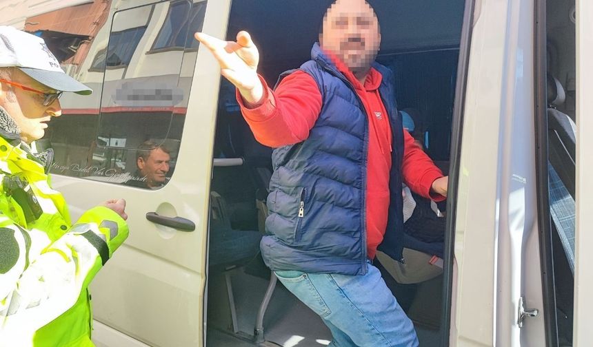 Adana’da sürücüden trafik uygulamasında skandal: Polisi tehdit etti, kameraya vurdu