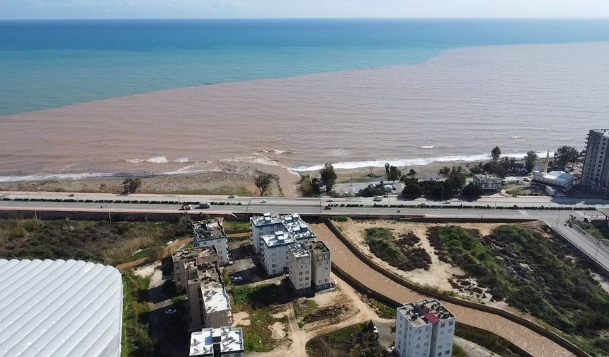 Akdeniz kıyılarında sel izleri... Kıyı şeridi çamura büründü