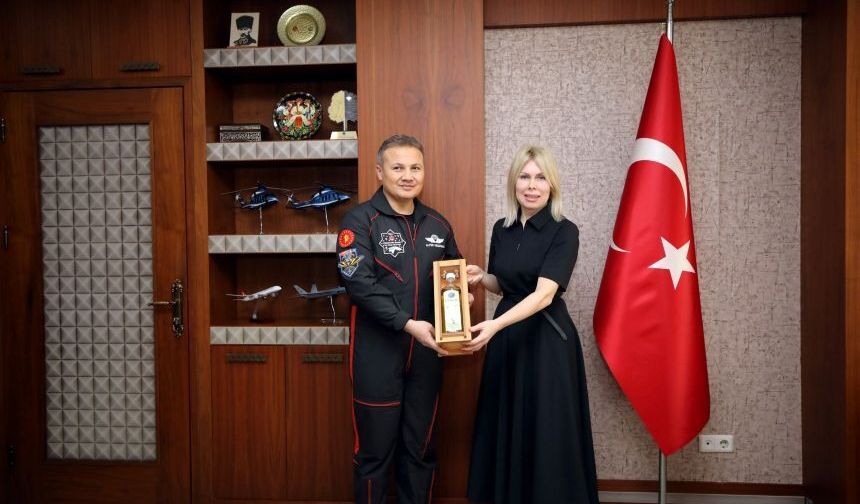 Alper Gezeravcı, Akdeniz Üniversitesi'nde uzay maceralarını anlattı