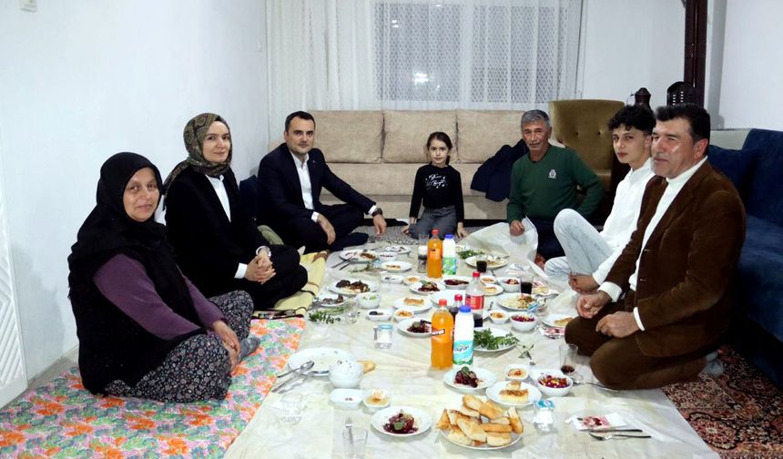 Finike Kaymakamı Musa Kazım Çelik, iftarını şehit ailesiyle yaptı
