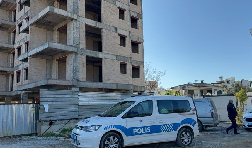 Gazipaşa'da inşaatın beşinci katından düşen işçi ağır yaralandı