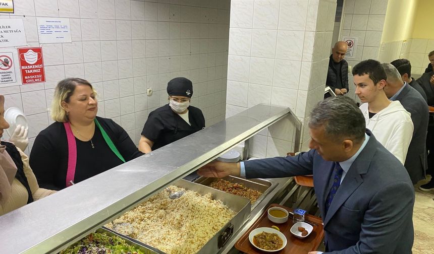 Antalya’da dikkat çeken iftar: Kaymakam sıraya girdi, eşi servis yaptı!