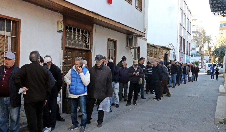 Antalya’da gizli hayırseverden pide ikramı