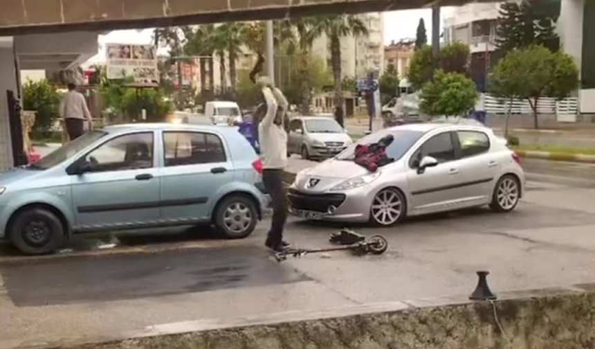 Antalya’da ilginç olay! Arızalanan scooterini parçaladı