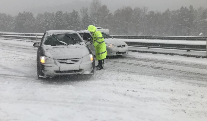 Antalya-Konya yolunda kar kalınığı 15 santimetreye ulaştı