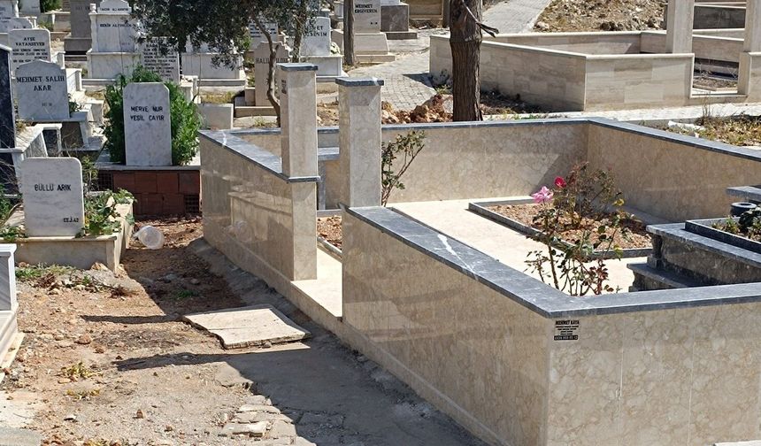 Uncalı Mezarlığı’nda şaşırtan görüntü: Kaldırımlara mezar gömülmüş