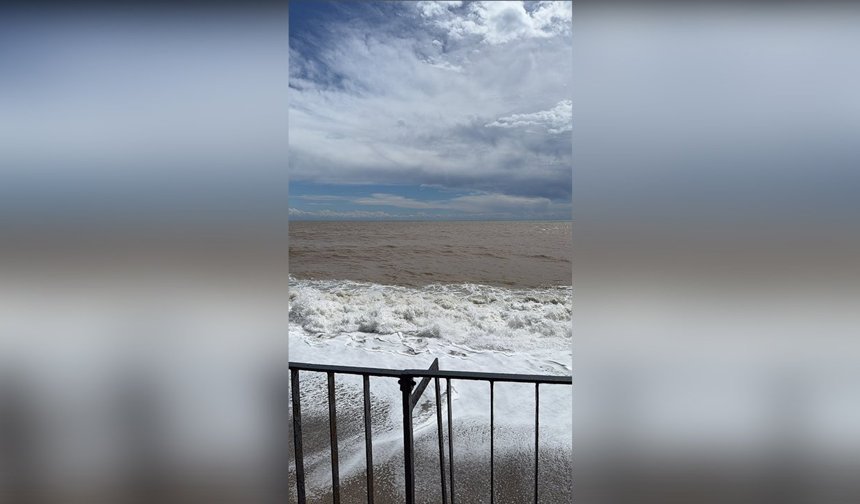 Boğaçayı taştı, Konyaaltı Sahili kahverengine büründü