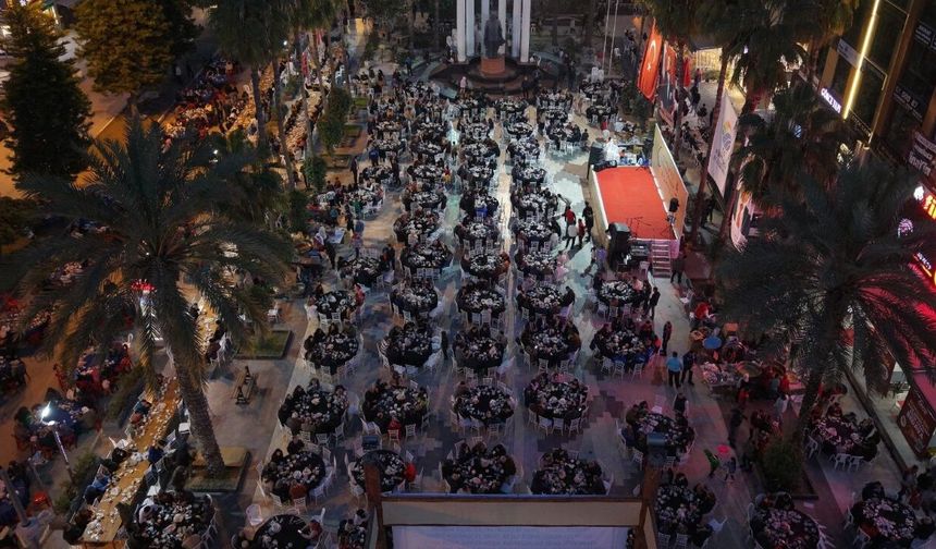 Antalya’da iftar bereketi sokaklara taştı! Kumluca’da dev iftar etkinliği