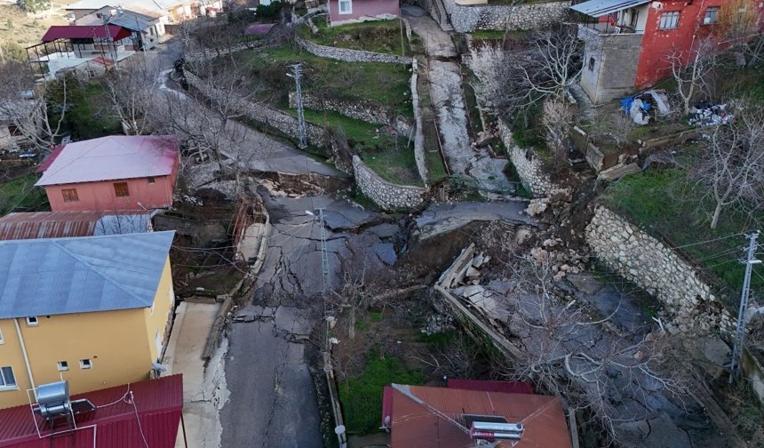 Mersin’de heyelan! 100’e yakın ev zarar gördü