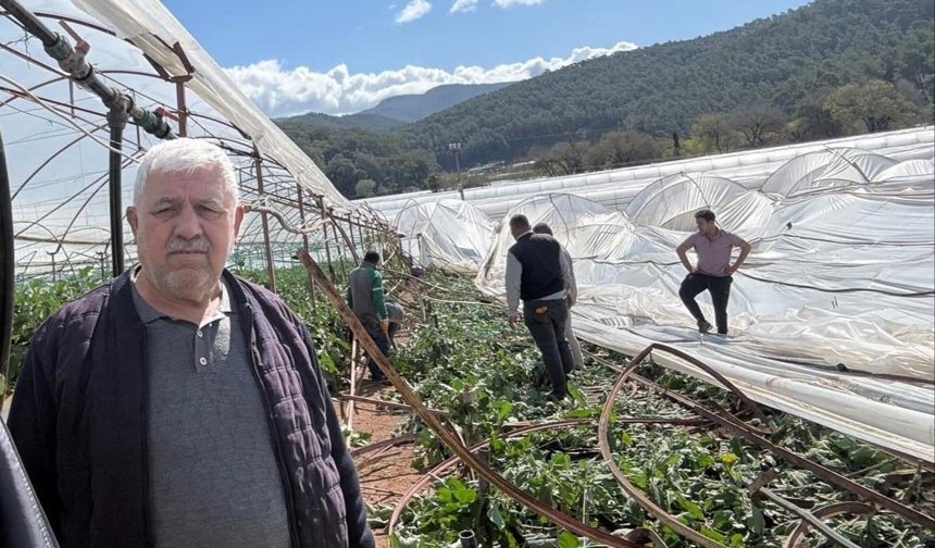 Kumluca'da şiddetli fırtına ve hortum seraları yerle bir etti