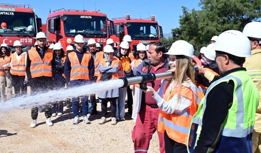 Akdeniz Üniversitesi öğrencileri yangın tatbikatında