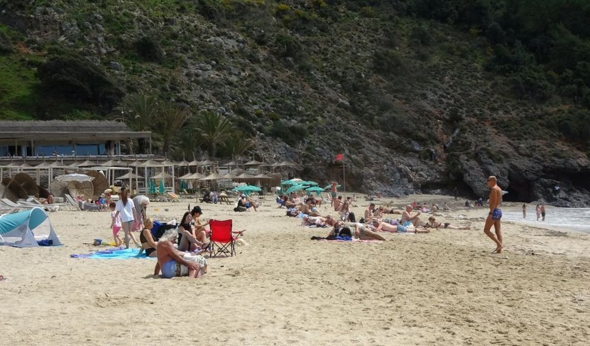 Alanya'da sıcaklık 21 derece! Turistler kendini sahile attı