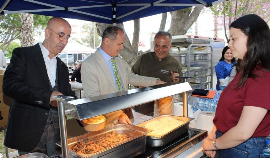Antalya'nın yarım asırlık okulunda gelenek bozulmadı