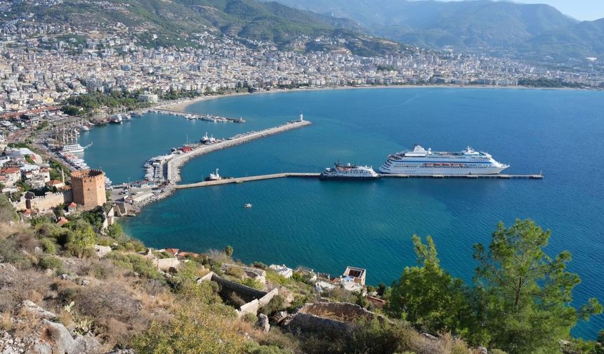 Kruvaziyer ile Antalya’ya 4 ayda 12 bin 644 yolcu geldi