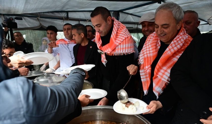 Kepez’de çifte bayram! Başkan Kocagöz vatandaşlara kendi elleriyle ikram etti