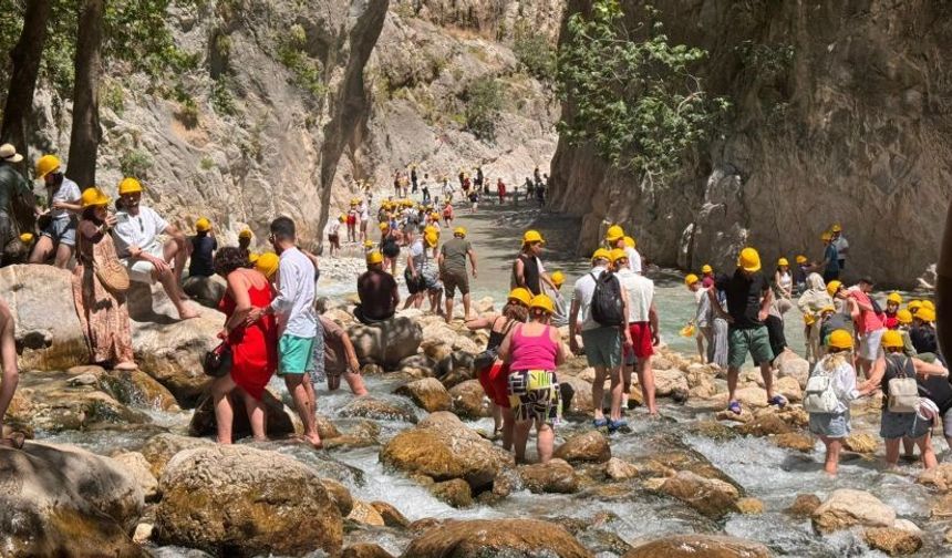 Seydikemer Saklıkent Kanyonu Kurban Bayramı'nın üçüncü gününde ziyaretçi akınına uğradı