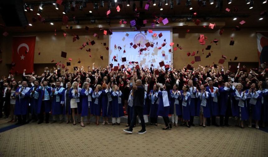 Akdeniz Üniversitesi’nde 238 genç hekim yemin ederek mezun oldu