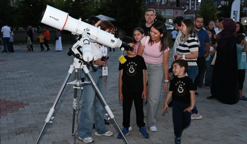 Bilim Isparta’da Ay’ın kraterlerine teleskopla inceleme