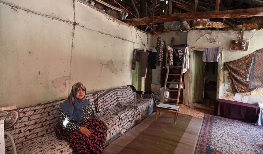 Eski evde yaşam mücadelesi veriyorlardı! İmdadına belediye koştu