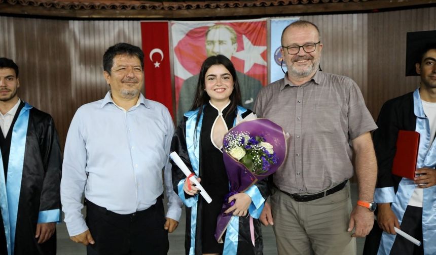 Akdeniz Üniversitesi'nde 59 erkek öğrenci arasında tek kadın mezun!