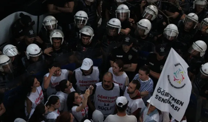 Antalya Barosu’dan hak arayan öğretmenlere destek açıklaması