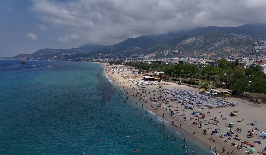 Alanya’da plajlar doldu taştı!