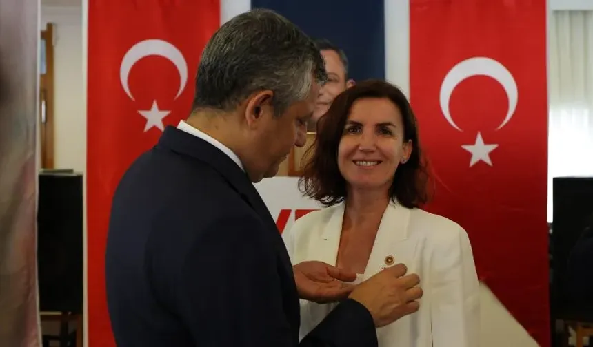 Antalya vekillerinden ilk rozet Aliye Coşar'a