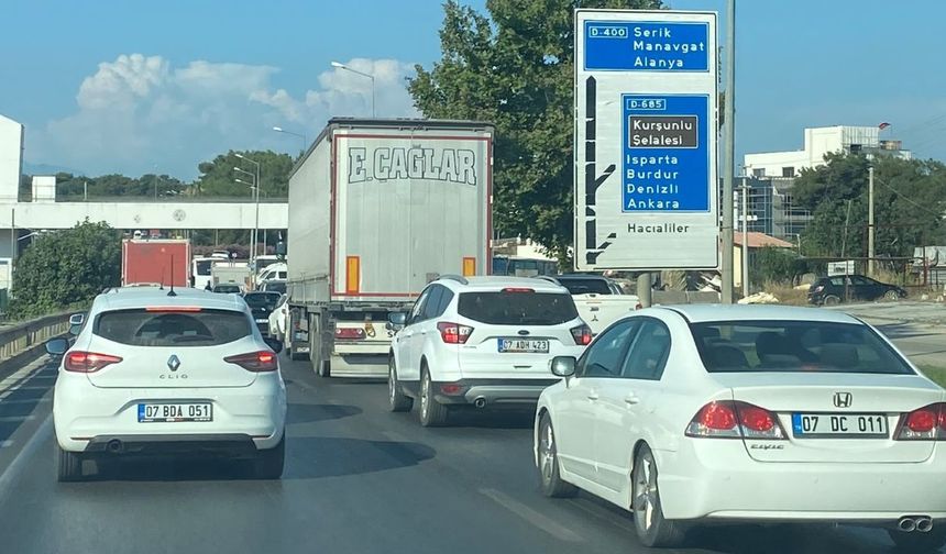 Antalya D-400 Serik yönünde trafik durdu!