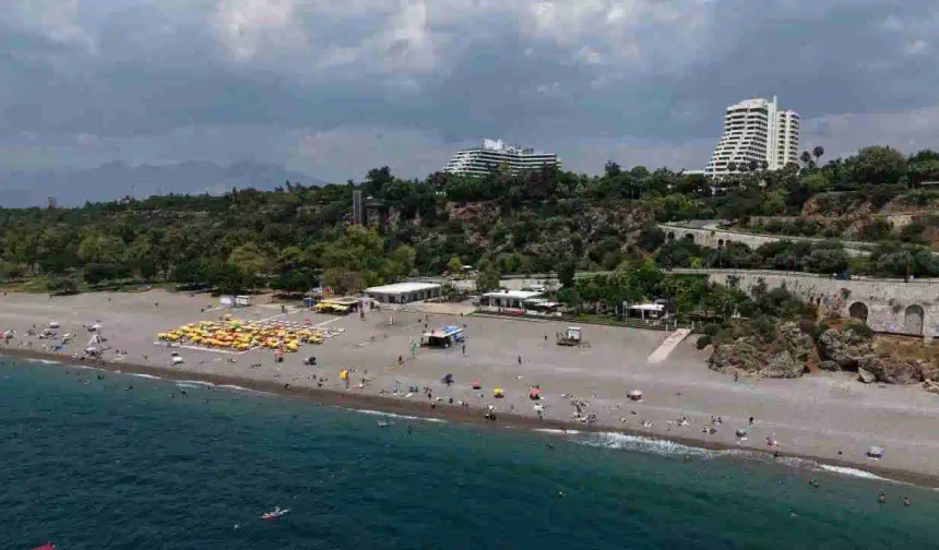 44 dereceden 29’a düştü! Antalya’da hafta sonu sahillere akın