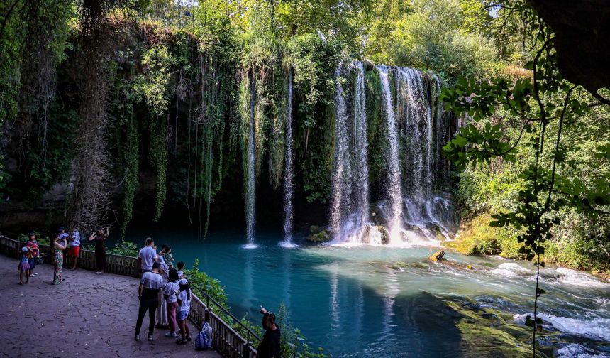 Antalya'nın serin kaçış noktası Düden Şelalesi'nde yaz hareketliliği