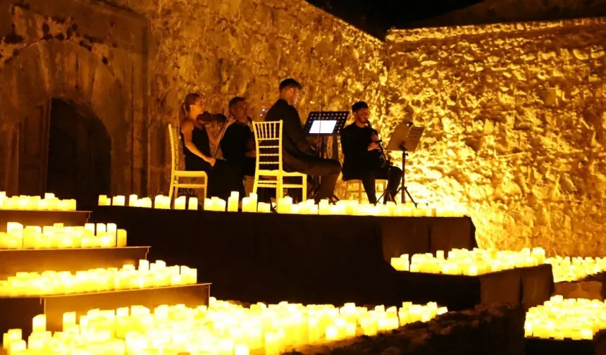 Kırkgöz Han'da masal gibi gece: Candles And Echoes Orkestrası büyüledi