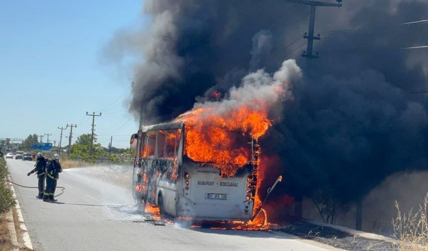 Manavgat'ta yolcu midibüsü alevlere teslim oldu!