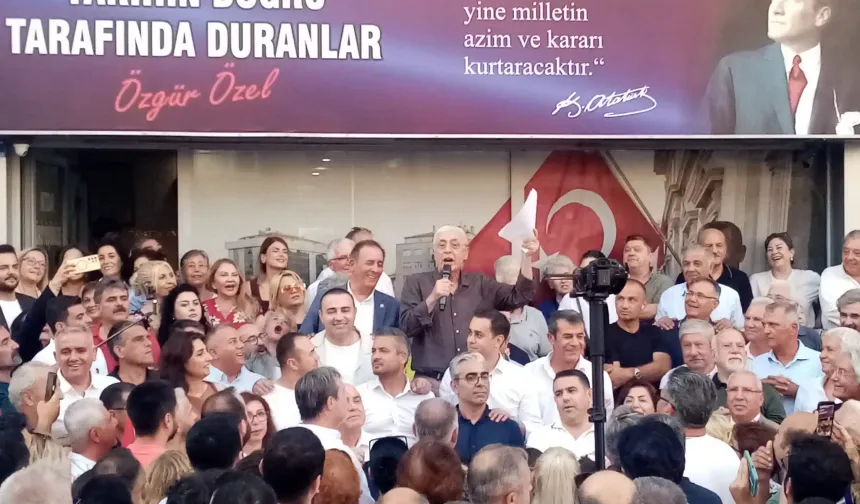 CHP Antalya'da toplu istifa: Nail Kamacı ve 19 ilçe başkanı Yeni Parti'ye katıldı