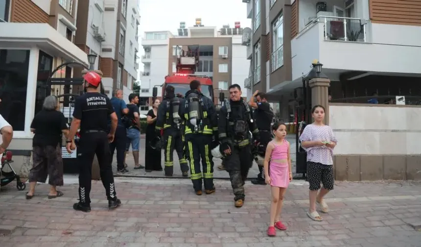 Konyaaltı'nda klima daireyi yaktı!