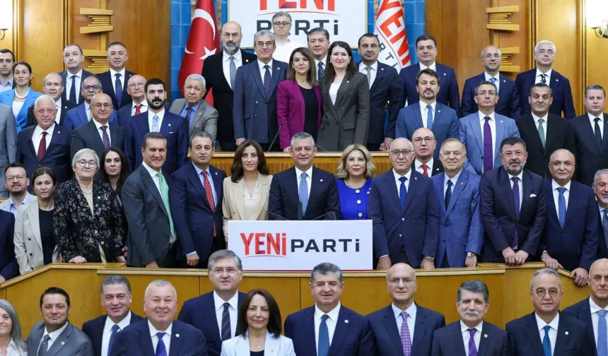 "Çerçeve Yasa" oylamasından sonra Antalyalı vekillerden Özgür Özel'e tam destek
