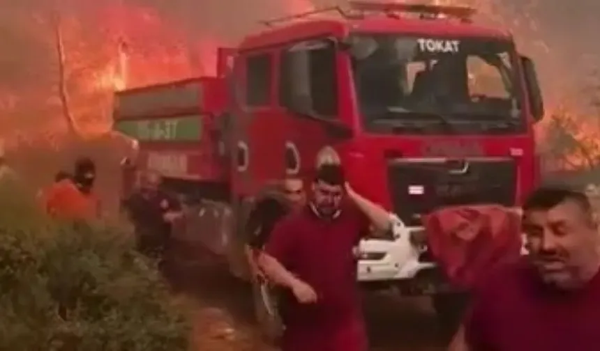 Antalya’da yangın ekipleri alevlerin arasında kalmaktan son anda kurtuldu