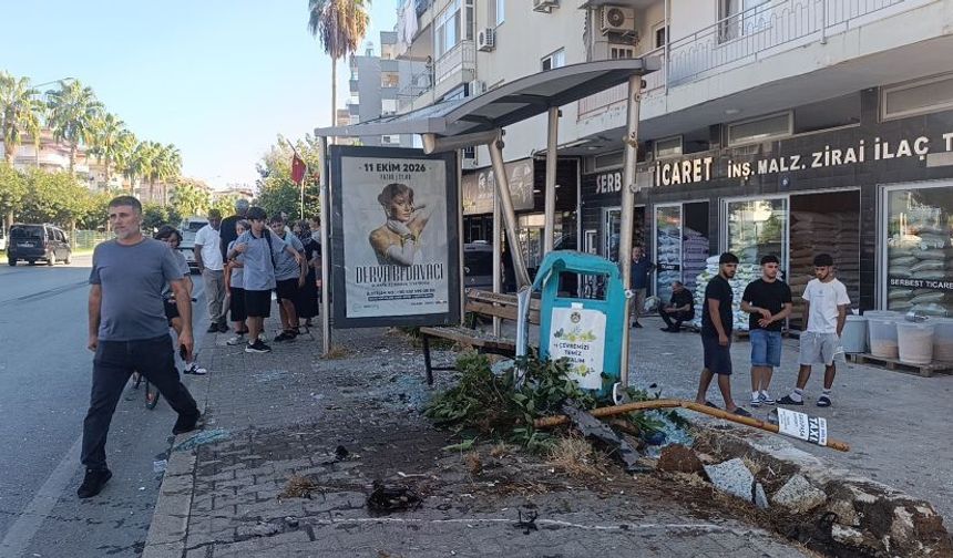 Alanya'da otomobil önce yayaya ardından durağa çarptı!