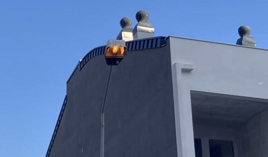 Antalya'da aylardır sönmeyen lambalar, ünlü radyo programcısını isyan ettirdi!