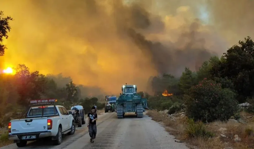 Antalya’da korkutan yangın! Karaöz alevlere teslim, dumanlar Manavgat’ı hatırlattı