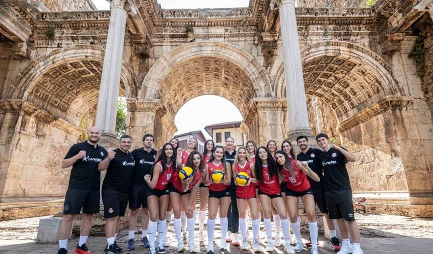 Sultanlar Kaleiçi’ni podyuma çevirdi! Kırmızı formayla poz verdiler