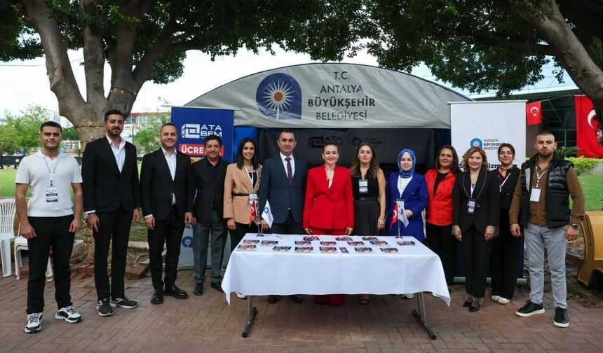 Antalya Kitap Fuarı'nda, ATABEM'e ilgi yoğun: Gençlere ücretsiz eğitim desteği