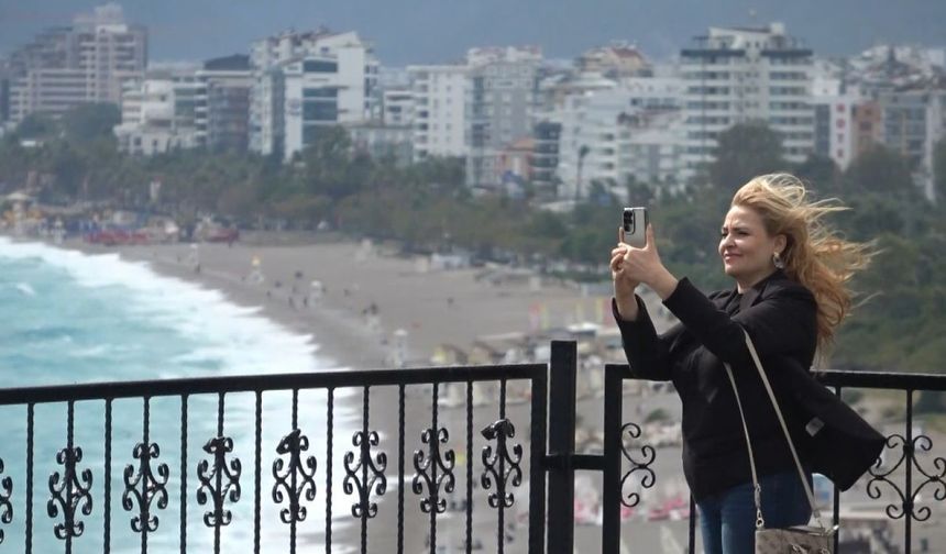 Antalya'da saatte 80 kilometre hızla esen fırtına, falezleri dövdü!