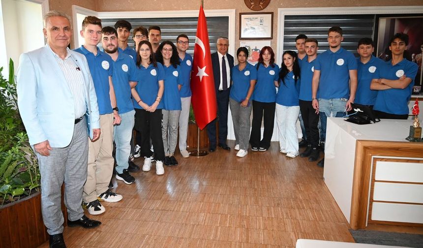 Romanyalı Erasmus öğrencilerinden Kemer Belediye Başkanı Necati Topaloğlu’na ziyaret