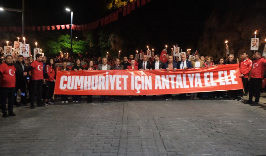 Antalya'da Cumhuriyet coşkusunu taçlandıran fener alayı başladı