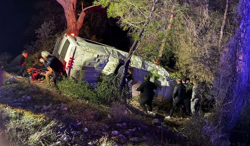 Kumluca'da tur minibüsü şarampole devrildi: 15 kişi yaralandı!
